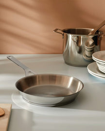 Alessi Koekenpan Pots&Pans - AJM110/28 - ø 28 cm - door Jasper Morrison - zonder anti-aanbaklaag