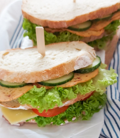 Club sandwich met omelet, komkommer en tomaat