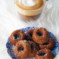 Glutenvrije en suikervrije donuts uit de oven