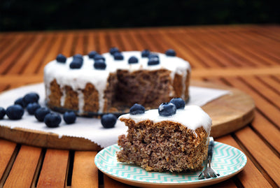 Glutenvrije taart met bosbessen en limoen en suikervrij glazuur