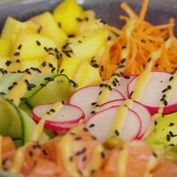 Poké bowl met zalm en avocado