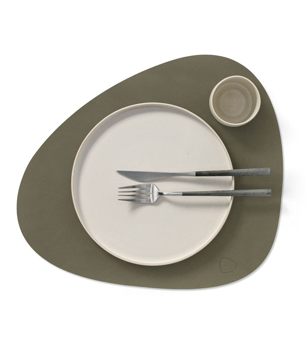 LIND DNA Placemats Nupo - Leer - Army Green / Nature - Curved - dubbelzijdig - 44 x 37 cm - 2 Stuks