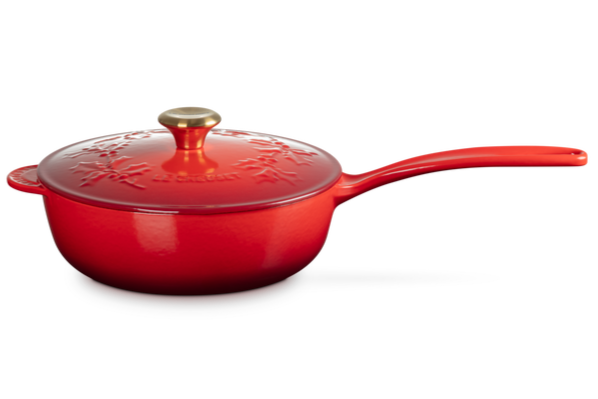 Le Creuset Sauspan Gietijzer - Goudkleurig Knop - Holly Christmas - Kersenrood -  ø 21 cm / 2 Liter