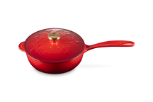 Le Creuset Sauspan Gietijzer - Goudkleurig Knop - Holly Christmas - Kersenrood -  ø 21 cm / 2 Liter