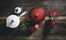 Le Creuset Sauspan Gietijzer - Goudkleurig Knop - Holly Christmas - Kersenrood -  ø 21 cm / 2 Liter