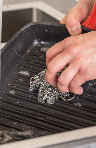 Hoe verwijder je roest uit een gietijzeren pan?