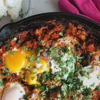 Shakshuka met aubergine en feta