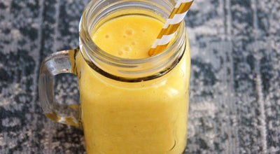 Smoothie met mango, banaan en ananas