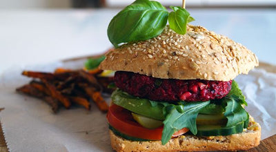 Vegetarische bietenburger met feta en avocado