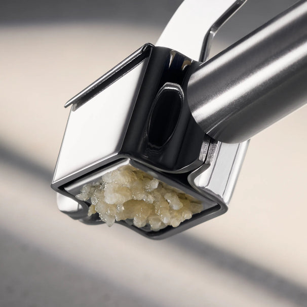 WMF Knoflookpers Profi Plus 18 cm - Inclusief GRATIS Cookinglife Olie Verstuiver 100 ml