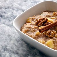 Warm quinoa ontbijt met appel en kaneel