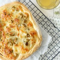 Focaccia met mozzarella, ui en olijven