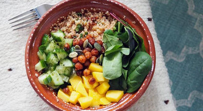 Vegan poké bowl met quinoa, mango en avocado