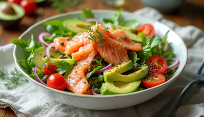 Salade met avocado, gerookte zalm en komkommer