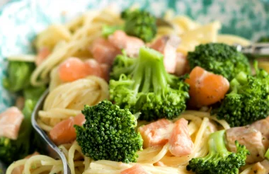 Noodles met zalm en broccoli